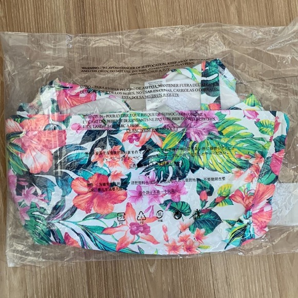 Tommy Bahama Fleur De Flora Twist-Front Underwire Tankini Top in White - Picture 3 of 6